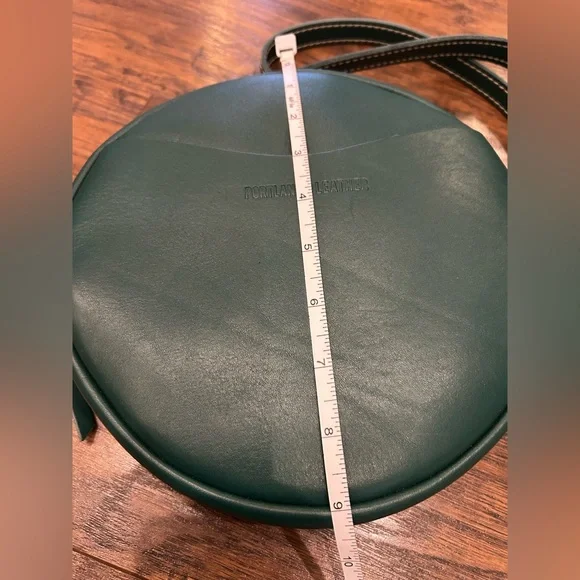 Like New 🍃 Portland Leather Green Circle Crossbody Bag - “large” 9 in size - Picture 7 of 11